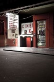 Photo de nuit d'un cinéma X à Paris, dans le quartier de Pigalle à Paris