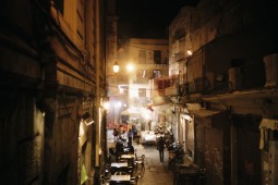 Photo de nuit d'une rue à Palerme en Sicile