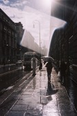 Photos de piétons avec un parapluie dans une rue à Palerme en Sicile