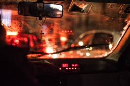 Photo de nuit d'un taxi à Naples en Italie